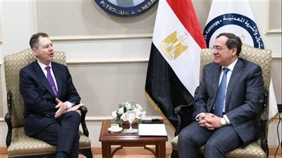 وزير البترول والسفير الإسباني يبحثان التغيرات بصناعة الطاقة