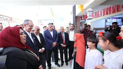 «وزير الإتصالات» يتفقد مبنى بريد السلام ومدرستى التربية الفكرية والامل للصم بالخارجة