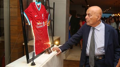 «فودافون مصر» تتبرع بقميص اللاعب محمد صلاح في مزاد لصالح مؤسسة مجدي يعقوب