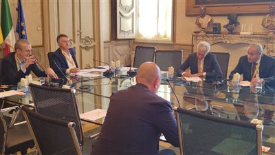 «وزير التموين» يواصل اجتماعاته بايطاليا