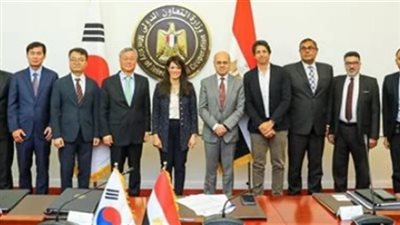 «التعاون الدولي» توقع اتفاقا لتوريد 40 قطارا بـ460 مليون دولار