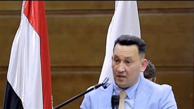 اقتصادي: فرض ضرائب على السلع الترفيهية يقلل الطلب على الدولار