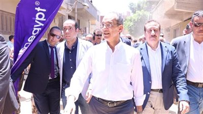 «وزير الاتصالات» يتفقد أعمال مد كابلات الألياف الضوئية في المنوفية 