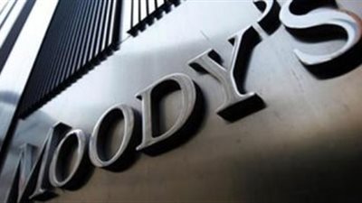 «موديز» تخفض تصنيف 10 بنوك أمريكية.. وتحذر من تخفيضات أخرى