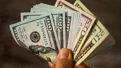 الدولار يشهد أطول سلسلة صعود منذ عام 2005