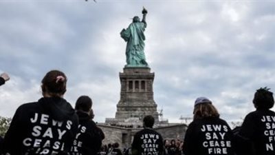 احتجاجات أمام تمثال الحرية بنيويورك للمطالبة بوقف إطلاق النار فى غزة