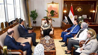 لهذه الأسباب  .. وزيرة الهجرة تجتمع برئيس مجلس إدارة البريد 