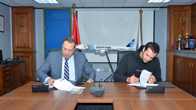 مصر الطيران الناقل الرسمى لنجمى كرة اليد أحمد الأحمر وإبراهيم المصرى