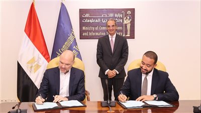توقيع اتفاقية تجارية بين الشركة المصرية للاتصالات وشركة 