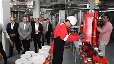 باستثمارات تتجاوز 100 مليون دولار..رئيس الوزراء يزور مصنع 