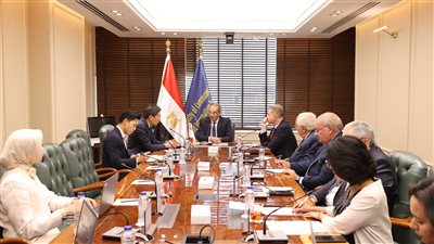 «وزير الاتصالات»يبحث مع سفير سنغافورة تعزيز التعاون بين البلدين فى مجالات التعهيد والبحث