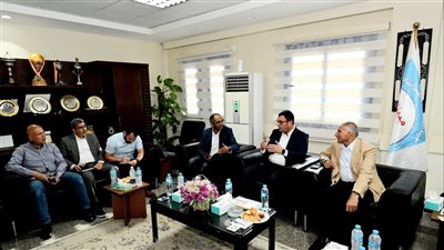 وزير الإسكان يتفقد المشروعات التنموية بمدن بدر والشروق والعبور