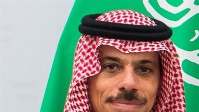 وزير الخارجية السعودي يصل القاهرة للمشاركة في القمة العربية غير العادية