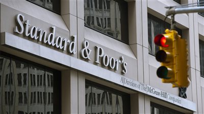 ستاندرد آند بورز تخفض النظرة المستقبلية لمصر من إيجابية إلى مستقرة