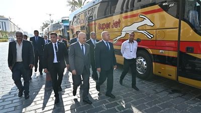 وزير الصناعة والنقل يتفقد 20 حافلة مرسيدس جديدة محلية الصنع