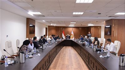 وزير العمل يبحث مع شركات التوصيل تنفيذ حملة “سلامتك تهمنا” 