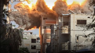 إسرائيل تستأنف إسقاط المساعدات جواً إلى غزة وتلوّح بـ”هدن إنسانية”