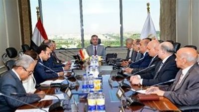 وزير التموين يبحث مع قيادات “القابضة للصناعات الغذائية”تعزيز توافر السلع وضبط الأسواق