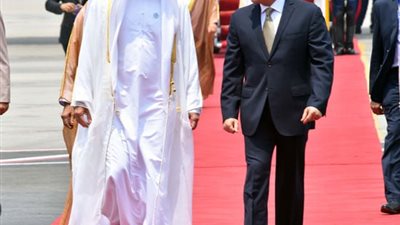 الرئيس السيسي يستقبل الشيخ محمد بن زايد في مطار القاهرة لبحث تعزيز العلاقات الأخوية بين مصر والإمارات