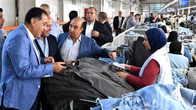 رئيس الوزراء يتفقد مصنع 