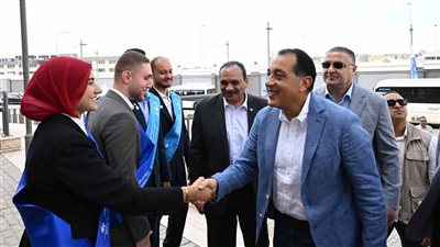 رئيس الوزراء يتفقد جامعة بنها الأهلية بمدينة العبور ويشيد بمستوى التجهيزات والمعامل