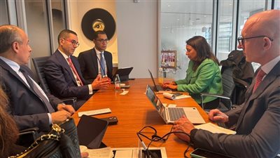 وزير الاستثمار والتجارة الخارجية يلتقي مسؤولي “فيتش” في واشنطن