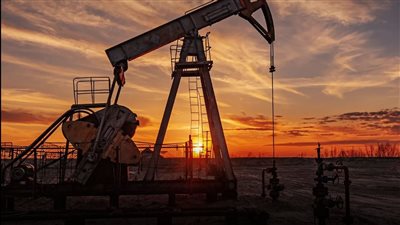 النفط يتذبذب عند أدنى مستوياته في أسبوعين وسط ضغوط على السوق