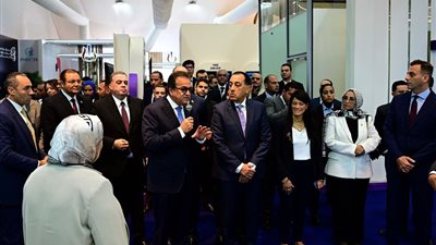 مدبولي يتفقد معرض “سمارت ديجيتال هيلث جيت” ويشيد بالابتكارات الصحية المحلية