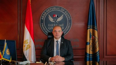 رئيس الرقابة المالية يستعرض جهود التحول الرقمي بالنظام المالي غير المصرفي أمام رئيس الوزراء