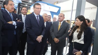وزير الزراعة يتفقد جناح 
