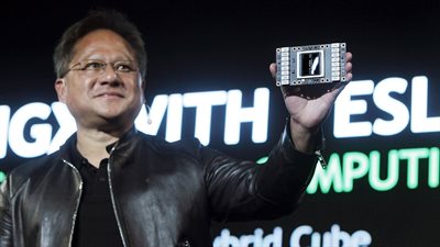 مؤسس إنفيديا: نهاية عصر الهاتف الذكي تقترب..و”الذكاء الاصطناعي المُسرَّع” سيعيد تشكيل التكنولوجيا 