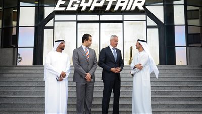 رئيس القابضة لمصر للطيران يلتقي وفد رفيع المستوى من مجموعة طيران أبوظبي