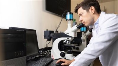 الجامعة الأمريكية بالقاهرة ومينا فارم للأدوية تعلنان شراكة استراتيجية