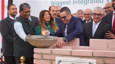 باستثمارات 150 مليون دولار…رئيس المنطقة الاقتصادية لقناة السويس يشهد وضع حجر الأساس لمصنع «جينفاكس» 