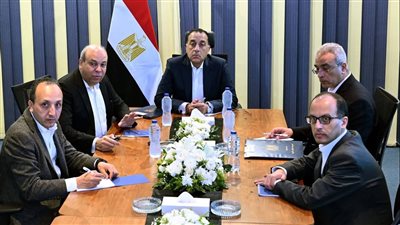 رئيس الوزراء يستعرض استراتيجية تطوير مصر للطيران عقب جولته بمطار القاهرة