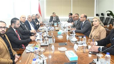 وزير الإسكان يبحث تطوير منظومة النقل الداخلي بعددٍ من المدن الجديدة
