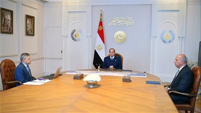 الرئيس السيسي يتابع تحسن حركة الملاحة وتطوير الترسانة البحرية بقناة السويس