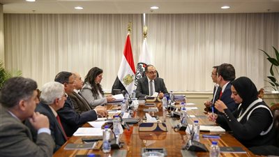 وزير قطاع الأعمال العام يبحث مع مستثمرين أتراك في صناعة الملابس