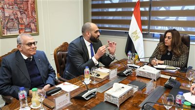 تبسيط إجراءات تراخيص المحال العامة على المواطنين وتقديم تخفيضات في دفع الرسوم لتشجيع أصحاب المحلات