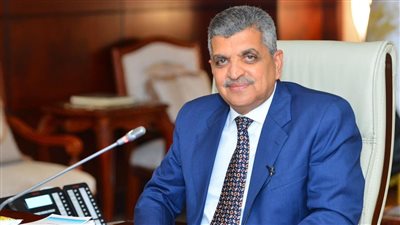 الفريق أسامة ربيع: الملاحة بقناة السويس منتظمة والعبور اليوم 56 سفينة بحمولات 2.6 مليون طن