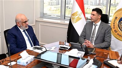 وزير الصناعة يبحث مع المدير التنفيذي لمجموعة الدول العربية بـ البنك الدولي تعزيز التعاون في تطوير المناطق الصناعية