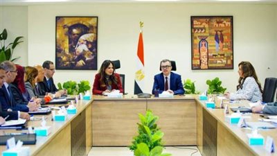 وزير الاستثمار وشركات السكر     