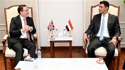 وزير الصناعة يبحث مع سفير المملكة المتحدة تعزيز التعاون الصناعي وزيادة الاستثمارات