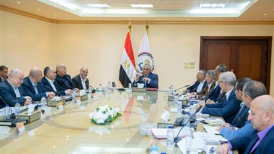 وزير الإنتاج الحربي يوجه بتفويض الصلاحيات وترشيد الكهرباء لتحسين الأداء