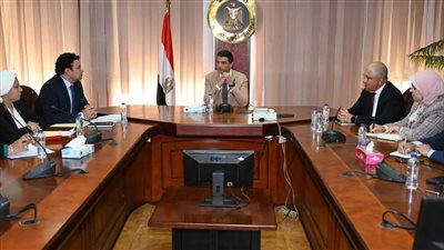 وزير الصناعة يبحث مع اتحاد الصناعات المصرية وغرفة صناعة الحرف اليدوية سبل النهوض بالصناعات الحرفية والتراثية