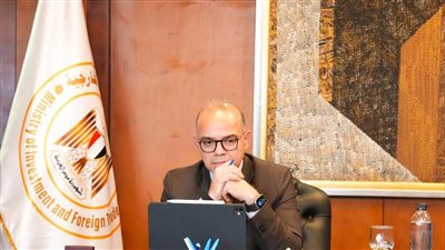 وزير الاستثمار والتجارة الخارجية يبحث مع وزير التجارة البريطاني تعزيز التعاون الاقتصادي ودفع الاستثمارات 