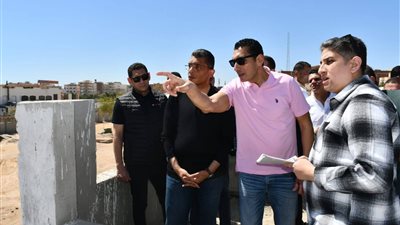 وزير الشباب ومحافظ البحر الأحمر يتفقدان تطوير معسكر الشباب 