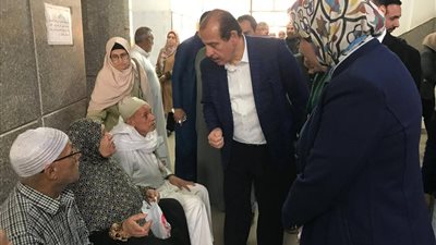 نائب وزير الصحة يتفقد المنشآت الطبية بالبحيرة ويوصي بصرف مكافآت للمتميزين