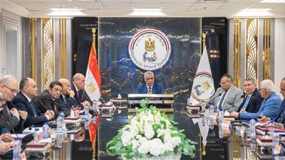 وزير الإنتاج الحربي يتابع العمل ويوجه بترشيد الكهرباء وتعزيز الإعلام المؤسسي