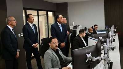 رئيس الوزراء يتفقد مركز التحكم والسيطرة والدعم الفني بالعاصمة الجديدة